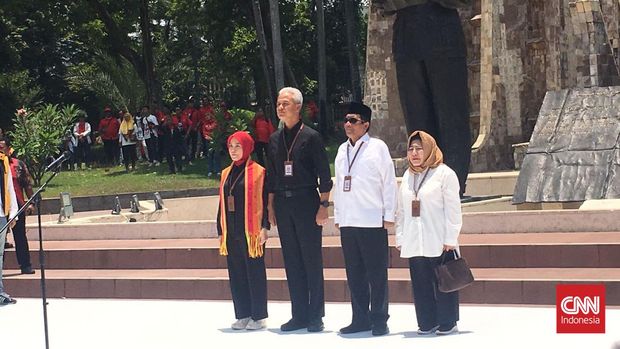Pasangan bakal capres cawapres Ganjar Pranowo dan Mahfud MD berkumpul di Tugu Proklamasi