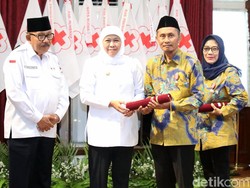 Khofifah Sematkan Satya Lencana untuk 525 Sukarelawan Donor Darah PMI Jatim