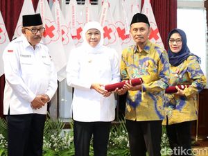 Khofifah Sematkan Satya Lencana untuk 525 Sukarelawan Donor Darah PMI Jatim Khofifah Sematkan Satya Lencana untuk 525 Sukarelawan Donor Darah PMI Jatim