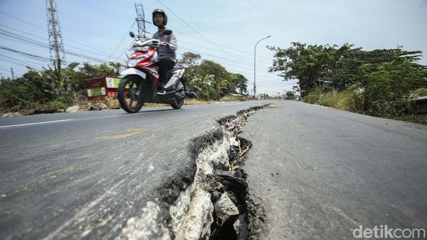 Hati-hati! Jalan Rusak di Kalimalang Cikarang Banyak Makan Korban