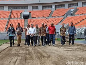 Jelang Pildun U-17, Heru Budi Tinjau Pemasangan Rumput-Akses Tambahan JIS Jelang Pildun U-17, Heru Budi Tinjau Pemasangan Rumput-Akses Tambahan JIS