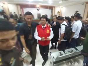 Satu Hakim Absen, Sidang Perdana Rektor Unud Ditunda Pekan Depan Satu Hakim Absen, Sidang Perdana Rektor Unud Ditunda Pekan Depan