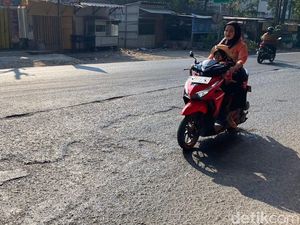 Hati-hati! Jalan Cicalengka Barat Bandung Bopeng-bopeng