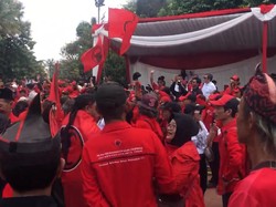 Jelang Pendaftaran Ganjar-Mahfud ke KPU, Tugu Proklamasi Dipenuhi Relawan