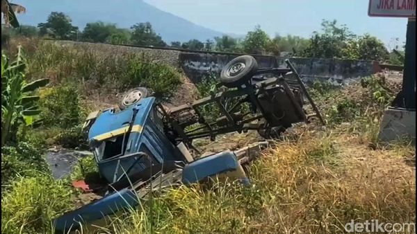 Penampakan Pikap Ringsek Terhantam KA Penataran di Pasuruan