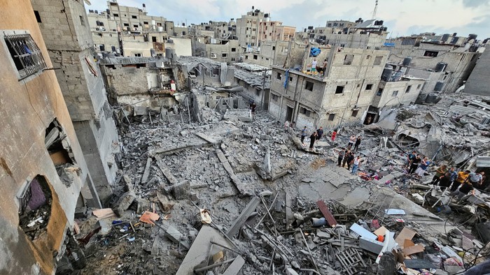 Palestinians gather at site of Israeli strikes on houses in Jabalia in the northern Gaza Strip, October 19, 2023. REUTERS/Anas al-Shareef