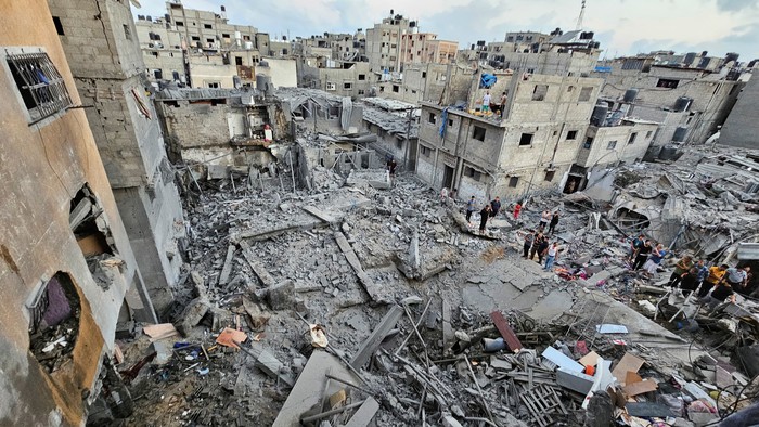 Kamp Jabalia Hancur Lebur Dibombardir Israel Palestinians gather at site of Israeli strikes on houses in Jabalia in the northern Gaza Strip, October 19, 2023. REUTERS/Anas al-Shareef