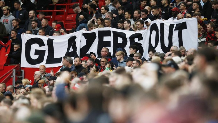 Soccer Football - Premier League - Manchester United v Crystal Palace - Old Trafford, Manchester, Britain - September 30, 2023 Manchester United fans display a Glazers Out banner inside the stadium before the match Action Images via Reuters/Craig Brough NO USE WITH UNAUTHORIZED AUDIO, VIDEO, DATA, FIXTURE LISTS, CLUB/LEAGUE LOGOS OR LIVE SERVICES. ONLINE IN-MATCH USE LIMITED TO 45 IMAGES, NO VIDEO EMULATION. NO USE IN BETTING, GAMES OR SINGLE CLUB/LEAGUE/PLAYER PUBLICATIONS.