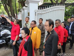 Megawati Bareng Pimpinan Parpol Pengusung Ganjar-Mahfud Naik Bus Menuju KPU
