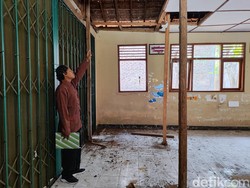 Plafon Ambrol, Siswa SDN Candibaru 1 Gunungkidul Sempat Belajar di Musala