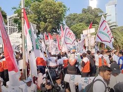 Jelang Pendaftaran Capres-Cawapres, Relawan Anies-Cak Imin Padati KPU