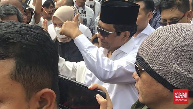 Bakal calon wakil presiden Mahfud MD tiba di Tugu Proklamasi, Jakarta Pusat menjelang pendaftaran ke KPU RI, Kamis (19/10).