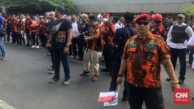 Massa berseragam khas Pemuda Pancasila bercorak loreng oranye ikut mengawal bakal capres-cawapres Anies Baswedan-Muhaimin Iskandar atau Cak Imin (AMIN) mendaftar ke KPU RI, Jakarta, Kamis (19/10).