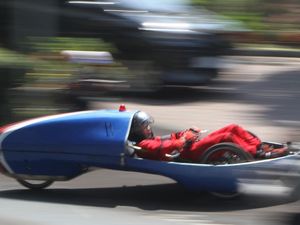 Mobil Hemat Energi Rakitan Mahasiswa Malang Meluncur di Jalanan Mobil Hemat Energi Rakitan Mahasiswa Malang Meluncur di Jalanan