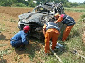 Cerita Damkar Evakuasi Pajero Terjun dari Tol Bocimi hingga Sopir Terpental Cerita Damkar Evakuasi Pajero Terjun dari Tol Bocimi hingga Sopir Terpental