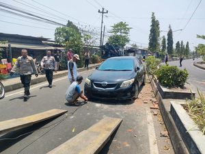 Brak! Sedan Oleng hingga Nyangkut di Pembatas Jalan Maguwoharjo Sleman