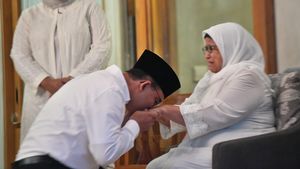 Momen Anies Sungkem Minta Restu Ibunya Sebelum Mendaftar ke KPU
