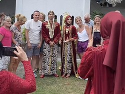 Kocak! Dikira Tempat Wisata, Resepsi Pernikahan Adat Jogja Diserbu Bule-Bule