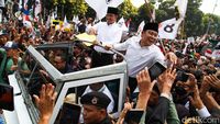 Naik Land Rover, Anies-Cak Imin Sapa Pendukung di Depan KPU