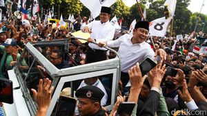 Naik Land Rover, Anies-Cak Imin Sapa Pendukung di Depan KPU