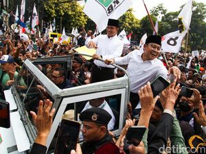 Naik Land Rover, Anies-Cak Imin Sapa Pendukung di Depan KPU