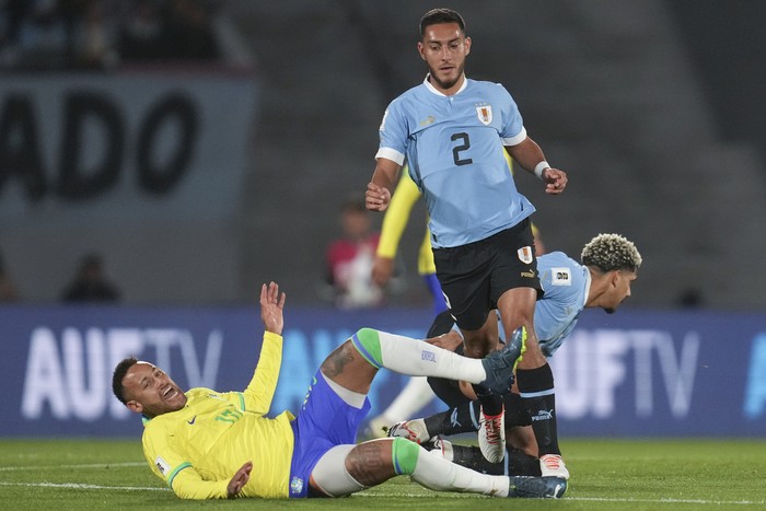 Neymar Cedera vs Uruguay Brazil's Neymar falls while fighting for a ball with Uruguay's Sebastian Caceres during a qualifying soccer match for the FIFA World Cup 2026 at Centenario stadium in Montevideo, Uruguay, Tuesday, Oct. 17, 2023. (AP Photo/Matilde Campodonico)