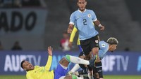 Neymar jatuh bangun menghadapi usaha lawan mengambil bola dari kakinya. Foto: AP/Matilde Campodonico