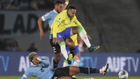Neymar pun sampai melompat untuk menghindari terjangan tekel lawan. Foto: AP/Matilde Campodonico