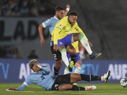 Neymar pun sampai melompat untuk menghindari terjangan tekel lawan. Foto: AP/Matilde Campodonico