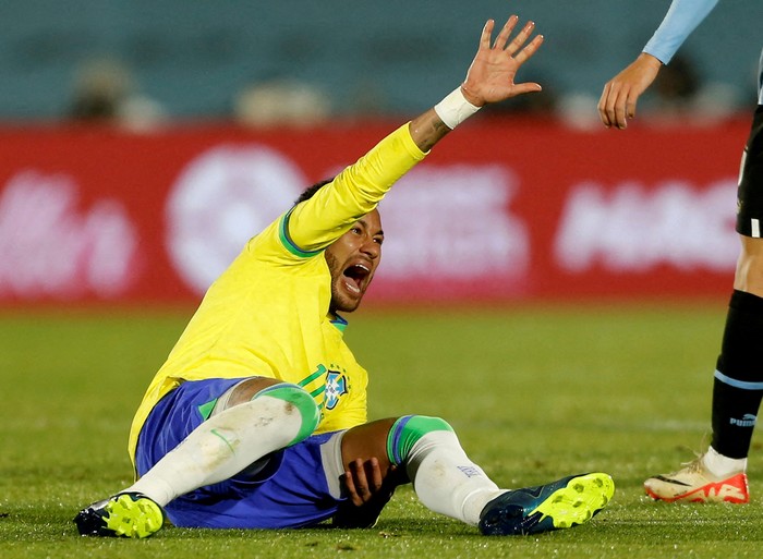 Neymar Cedera vs Uruguay FILE PHOTO: Soccer Football - World Cup - South American Qualifiers - Uruguay v Brazil - Estadio Centenario, Montevideo, Uruguay - October 17, 2023 Brazil's Neymar reacts after sustaining an injury REUTERS/Andres Cuenca/File Photo
