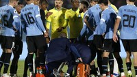 Tim medis Brasil langsung mengecek kondisi Neymar di tengah laga lawatan Brasil ke markas Uruguay tersebut. Foto: REUTERS/ANDRES CUENCA
