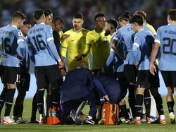 Tim medis Brasil langsung mengecek kondisi Neymar di tengah laga lawatan Brasil ke markas Uruguay tersebut. Foto: REUTERS/ANDRES CUENCA