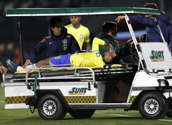 Soccer Football - World Cup - South American Qualifiers - Uruguay v Brazil - Estadio Centenario, Montevideo, Uruguay - October 17, 2023 Brazil's Neymar is brought off the pitch after sustaining an injury REUTERS/Andres Cuenca