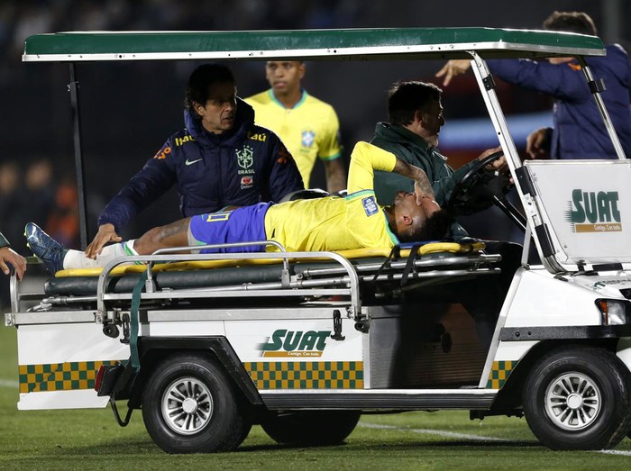 Soccer Football - World Cup - South American Qualifiers - Uruguay v Brazil - Estadio Centenario, Montevideo, Uruguay - October 17, 2023 Brazil's Neymar is brought off the pitch after sustaining an injury REUTERS/Andres Cuenca