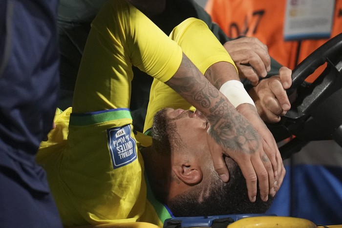 Neymar Cedera vs Uruguay Brazil's Neymar is carried off the pitch on a stretcher after being injured during a qualifying soccer match for the FIFA World Cup 2026 against Uruguay at Centenario stadium in Montevideo, Uruguay, Tuesday, Oct. 17, 2023. (AP Photo/Matilde Campodonico)