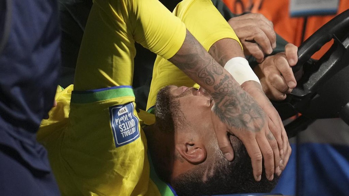 Neymar harus menjalani pemulihan panjang usai menderita cedera lutut. Foto: AP/Matilde Campodonico