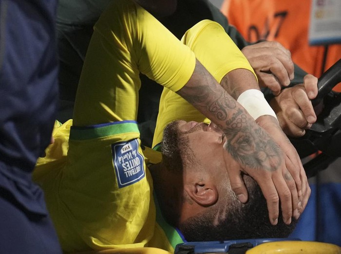 Brazil's Neymar is carried off the pitch on a stretcher after being injured during a qualifying soccer match for the FIFA World Cup 2026 against Uruguay at Centenario stadium in Montevideo, Uruguay, Tuesday, Oct. 17, 2023. (AP Photo/Matilde Campodonico)