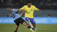 Sebagai salah satu bintang tim Samba, Neymar tidak pernah luput dari tekel pemain Uruguay saat sedang menguasai bola. Foto: AP/Matilde Campodonico  