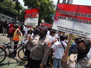 Operasi Mantap Brata, Polwan Sosialisasi Pemilu Damai Jadi Sasaran Foto