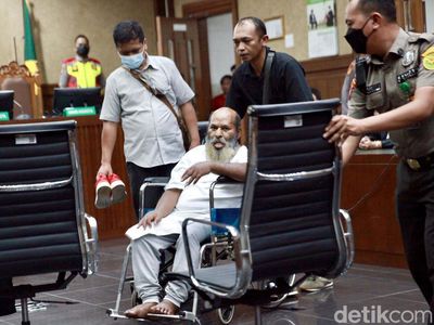 Pakai Kursi Roda, Lukas Enembe Jalani Sidang Vonis