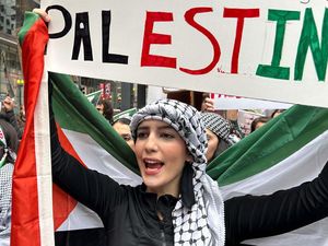 Para Perempuan Ini Turun ke Jalan di Chicago Dukung Palestina