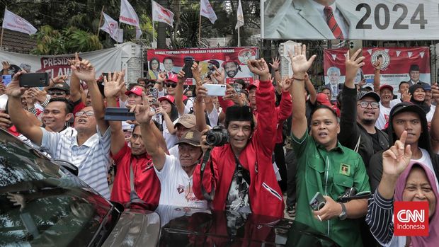 Sejumlah pendukung ikut serta dalam pawai yang mengantar bakal calon presiden dari PDI Perjuangan Ganjar Pranowo dan bakal calon wakil presiden Mahfud MD menuju Gedung KPU di Jakarta, Kamis (19/10/202). (CNN Indonesia/Adhi Wicaksono)