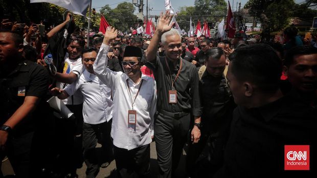 Bakal calon presiden dari PDI Perjuangan Ganjar Pranowo dan bakal calon wakil presiden Mahfud MD mendaftar ke KPU untuk kontestasi Pilpres 2024,  Jakarta, Kamis (19/10/2023). (CNN Indonesia/Adhi Wicaksono)