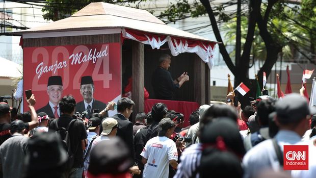 Bakal calon presiden dari PDI Perjuangan Ganjar Pranowo dan bakal calon wakil presiden Mahfud MD mendaftar ke KPU untuk kontestasi Pilpres 2024,  Jakarta, Kamis (19/10/2023). (CNN Indonesia /Andry Novelino)