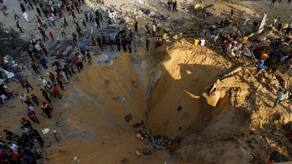 Penampakan Kawah Bekas Hantaman Rudal Israel di Gaza