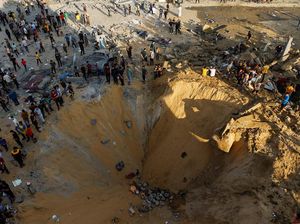 Penampakan Kawah Bekas Hantaman Rudal Israel di Gaza