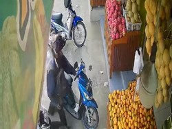 Pengutil HP di Dashboard Motor Emak-emak di Klaten Terekam CCTV