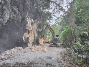 Perbaikan Jalan Sumpang Labbu Bone Masuk Tahap Pengaspalan-Galian Batu Perbaikan Jalan Sumpang Labbu Bone Masuk Tahap Pengaspalan-Galian Batu