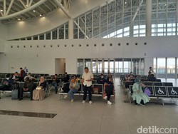 Duh! Puluhan Penumpang Ditinggal Whoosh gegara KA Feeder Terlambat