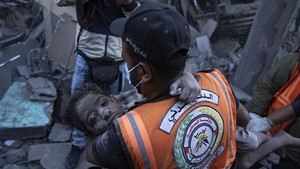 Potret Evakuasi Anak-anak di Gaza yang Terluka Akibat Serangan Israel